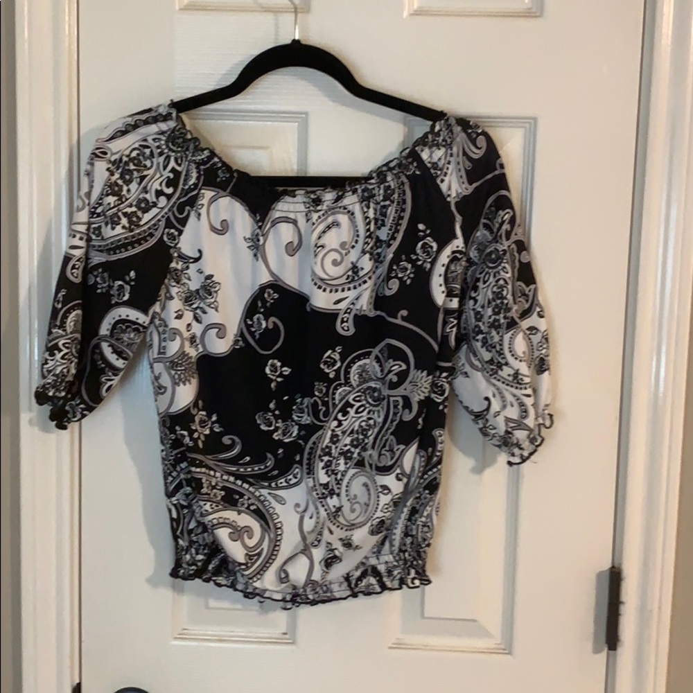 🖤🤍Gorgeous Off the Shoulder Blouse